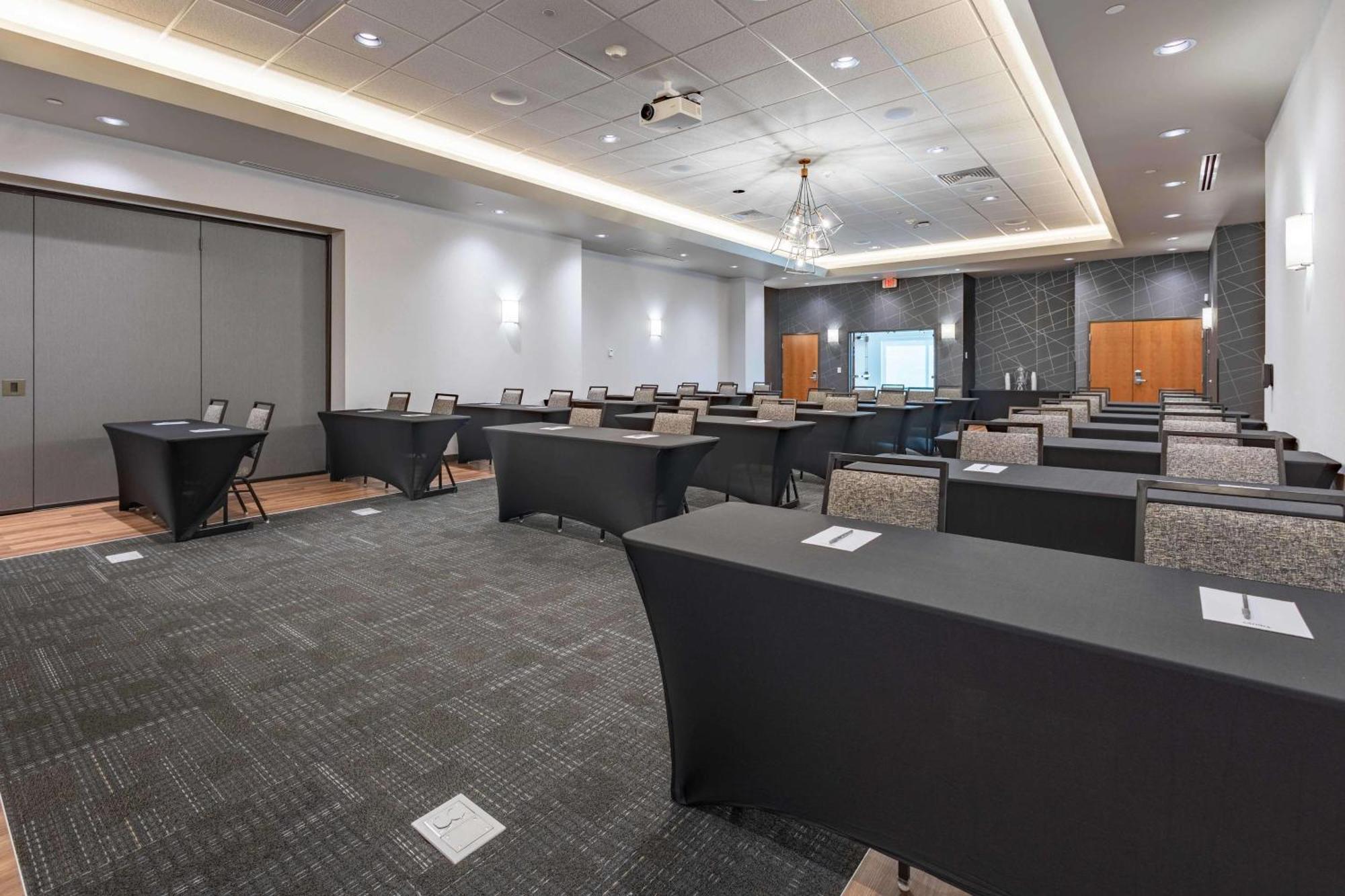 Drury Plaza Hotel Savannah Пуулър Екстериор снимка